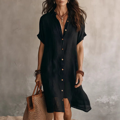 Vestido camisero elegante y casual de largo medio, de color liso, con mangas cortas y cierre de botones.