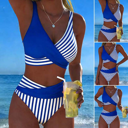 Kétszínű, kétrészes bikini színes blokkokkal és csíkos mintával.
