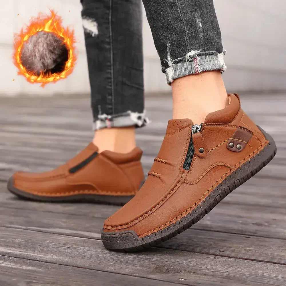 【50% OFF🔥】38–48Férfi prémium bőr outdoor cipő – kézzel varrott, bebújós fazon, magas szár
