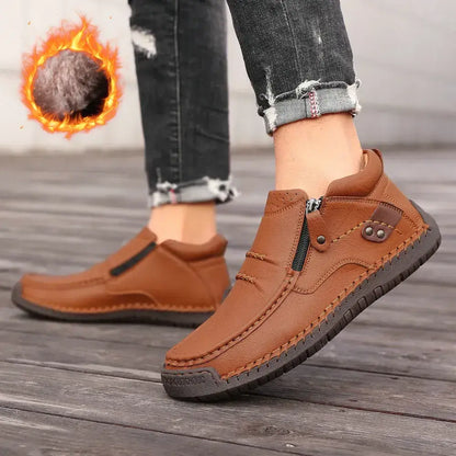 【50% OFF🔥】38–48Férfi prémium bőr outdoor cipő – kézzel varrott, bebújós fazon, magas szár