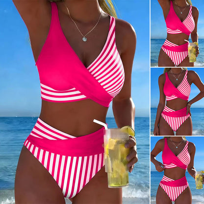 Kétszínű, kétrészes bikini színes blokkokkal és csíkos mintával.