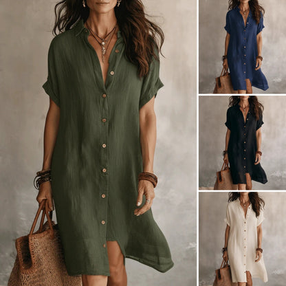 Vestido camisero elegante y casual de largo medio, de color liso, con mangas cortas y cierre de botones.
